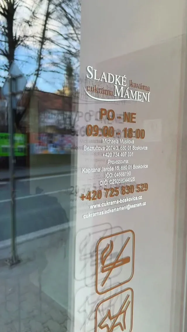 Výloha kavárny a cukrárny Sladké Mámení v Boskovicích